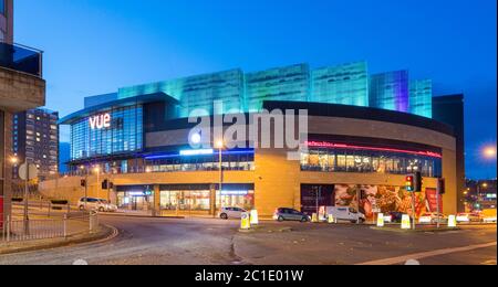 Vue en soirée sur Broad Street Plaza, un cinéma moderne et un restaurant à Halifax, dans le West Yorkshire Banque D'Images