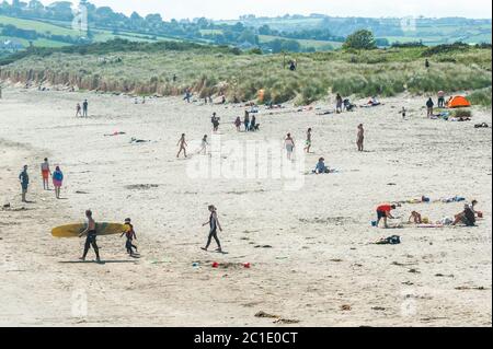 Inchydoney, West Cork, Irlande. 15 juin 2020. La plage d'Inchydoney à West Cork était aujourd'hui remplie de gens de plage, ce qui a fait le maximum du soleil et de la chaleur. Crédit : AG News/Alay Live News Banque D'Images