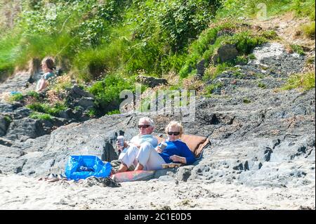 Inchydoney, West Cork, Irlande. 15 juin 2020. La plage d'Inchydoney à West Cork était aujourd'hui remplie de gens de plage, ce qui a fait le maximum du soleil et de la chaleur. Un couple se détend avec un café à la plage. Crédit : AG News/Alay Live News Banque D'Images