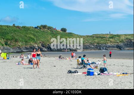 Inchydoney, West Cork, Irlande. 15 juin 2020. La plage d'Inchydoney à West Cork était aujourd'hui remplie de gens de plage, ce qui a fait le maximum du soleil et de la chaleur. Crédit : AG News/Alay Live News Banque D'Images