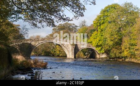 Le vieux pont au-dessus de la rivière Wharfe à Ilkley, West Yorkshire Banque D'Images
