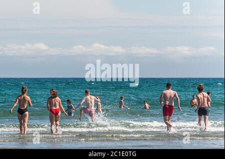 Inchydoney, West Cork, Irlande. 15 juin 2020. La plage d'Inchydoney à West Cork était aujourd'hui remplie de gens de plage qui tiraient le meilleur du soleil et de la chaleur. Crédit : AG News/Alay Live News Banque D'Images