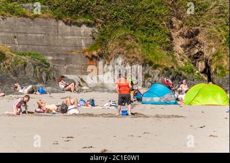 Inchydoney, West Cork, Irlande. 15 juin 2020. La plage d'Inchydoney à West Cork était aujourd'hui remplie de gens de plage, ce qui a fait le maximum du soleil et de la chaleur. Crédit : AG News/Alay Live News Banque D'Images