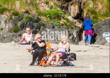 Inchydoney, West Cork, Irlande. 15 juin 2020. La plage d'Inchydoney à West Cork était aujourd'hui remplie de gens de plage, ce qui a fait le maximum du soleil et de la chaleur. Deux femmes aiment le café sur la plage. Crédit : AG News/Alay Live News Banque D'Images