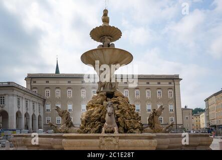 Résidence Fontaine sur la place de la Residenzplatz à Salzbourg, Autriche Banque D'Images