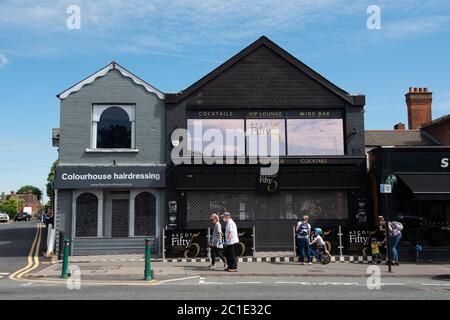 Ascot, Berkshire, Royaume-Uni. 15 juin 2020. Un salon de coiffure et un bar à vins temporairement fermés à Ascot High Street, qui attendent une date de réouverture du gouvernement, alors que les règles de confinement du coronavirus Covid-19 sont assouplies. Crédit : Maureen McLean/Alay Banque D'Images