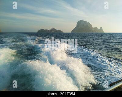 Le rocher d'es Vedra vu immergé dans la mer Méditerranée de l'île ​​the d'Ibiza à baleares Banque D'Images