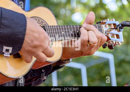 Guitariste acoustique à quatre cordes Banque D'Images