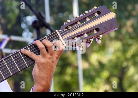 Main joueur de guitare Acoutisc Banque D'Images