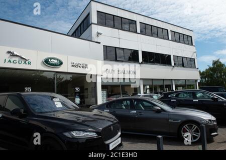 Ascot, Berkshire, Royaume-Uni. 15 juin 2020. La salle d'exposition Guy Salmon Jaguar, Land Rover et Range Rover d'Ascot High Street, Berkshire, a rouvert ses portes après l'assouplissement des règles de confinement pandémique du coronavirus Covid-19. Crédit : Maureen McLean/Alay Banque D'Images