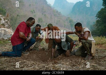 DATE DE SORTIE: 12 juin 2020 TITRE: Da 5 Bloods STUDIO: DIRECTEUR: Spike Lee PLOT: Quatre combattants afro-américains vétérinaires les forces de l'homme et de la nature quand ils retournent au Vietnam à la recherche des restes de leur Squad leader tombé et la fortune d'or qu'il a aidé à cacher. AVEC: (De gauche à droite) Isiah Whitlock Jr., Norm Lewis, Delroy Lindo, Clarke Peters, Jonathan Majors. (Image de crédit : © Netflix/Entertainment Pictures) Banque D'Images