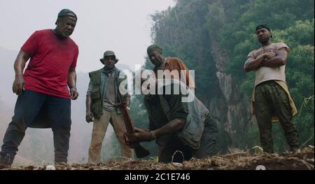 DATE DE SORTIE: 12 juin 2020 TITRE: Da 5 Bloods STUDIO: DIRECTEUR: Spike Lee PLOT: Quatre combattants afro-américains vétérinaires les forces de l'homme et de la nature quand ils retournent au Vietnam à la recherche des restes de leur Squad leader tombé et la fortune d'or qu'il a aidé à cacher. AVEC: (De gauche à droite) Isiah Whitlock Jr., Norm Lewis, Delroy Lindo, Clarke Peters, Jonathan Majors. (Image de crédit : © Netflix/Entertainment Pictures) Banque D'Images