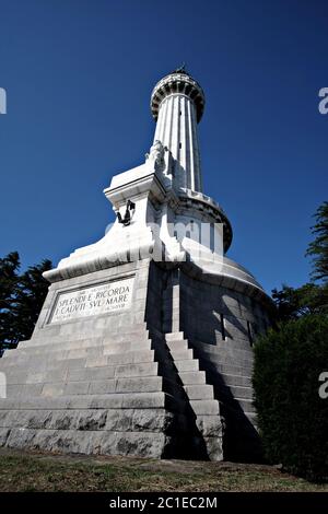 Vue à angle bas du phare de la victoire à Trieste Banque D'Images