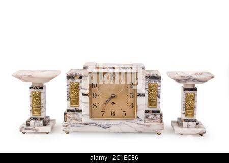 Studio photo de l'horloge antique de style manteau sur fond blanc. Europe occidentale Banque D'Images