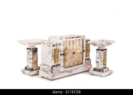 Studio photo de l'horloge antique de style manteau sur fond blanc. Europe occidentale Banque D'Images