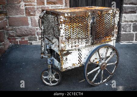 Vintage Old rusty cage animaux sur roues Banque D'Images