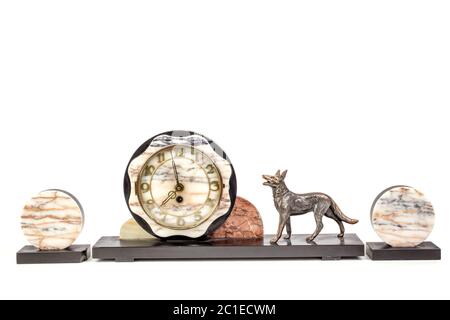 Studio photo de l'horloge antique de style manteau sur fond blanc. Europe occidentale Banque D'Images