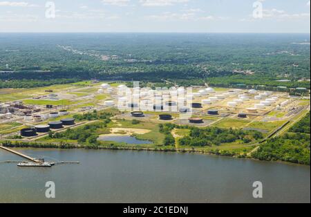 Navire-citerne chargement déchargement de pétrole et de gaz stockage dans un port industriel, importation exportation transport de pétrole pétrochimique, chargement de bras de gaz plates-formes offshore Banque D'Images