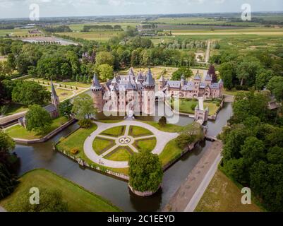 Vieux jardin historique au Château de Haar pays-Bas Utrecht par une belle journée d'été, jeunes couples hommes et femmes de milieu d'âge marchant dans le jardin du château Banque D'Images