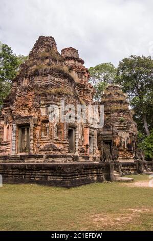 L'ancien temple khmer de Preah Ko, qui fait partie du complexe Roluos à Angkor, Siem Reap, Cambodge. Ce temple du taureau sacré a été dédié à Shiva Banque D'Images