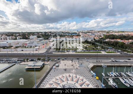 Vue sur le quartier de Belém à partir du haut du Monument aux découvertes à Lisbonne Banque D'Images