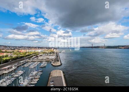 Vue sur le pont suspendu du 25 avril depuis le haut du Monument aux découvertes à Lisbonne Banque D'Images