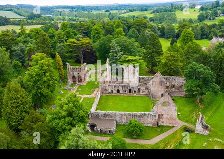 Vue aérienne de la ruine de l'abbaye de Dryburgh à Dryburgh , frontières écossaises, Écosse Royaume-Uni Banque D'Images