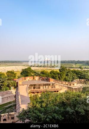 Une vue depuis la fenêtre d'Agra Red fort avec des champs et le Taj Mahal en arrière-plan - Agra, Uttar Pradesh, Inde Banque D'Images