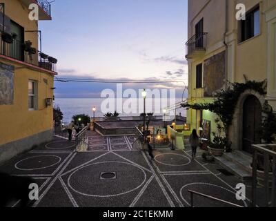 Une rue pittoresque de la ville calabraise de Diamante. Banque D'Images