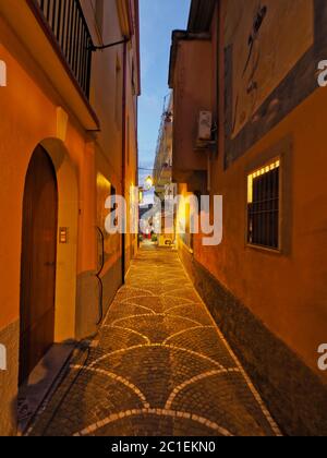 Une rue pittoresque de la ville calabraise de Diamante. Banque D'Images