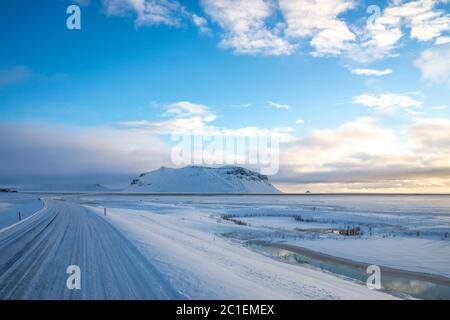 WinterRoad vers Dyrholaey Promontory Islande Banque D'Images