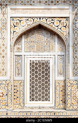 Détail de fenêtre à la tombe d'Itmad-ud-Daulah (I'timād-ud-Daulah), également connu sous le nom de « Baby Taj », un mausolée moghol dans la ville d'Agra, Uttar Pradesh, Inde Banque D'Images