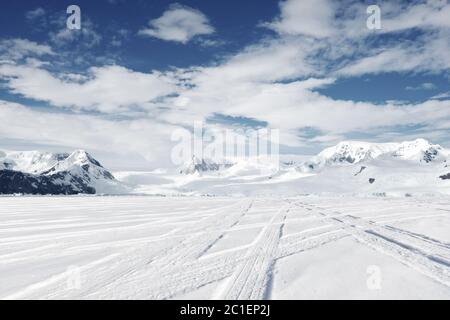 terrain de brique vide avec la montagne sonw comme arrière-plan Banque D'Images