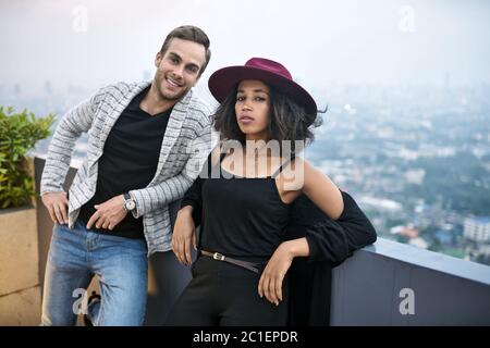 Beau couple interracial sur balcon Banque D'Images