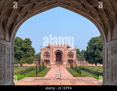 Vue depuis la tombe d'Itmad-ud-Daulah (I'timād-ud-Daulah), également connue sous le nom de « Baby Taj », un mausolée moghol dans la ville d'Agra, Uttar Pradesh, Inde Banque D'Images