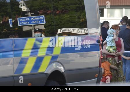 Cesky Tesin, République tchèque. 15 juin 2020. Rassemblement pour protester contre les restrictions de mouvements transfrontaliers entre les parties tchèques et polonaises de Tesin (Cieszyn) dues à l'infection à coronavirus à Cesky Tesin, République tchèque, le 15 juin 2020. Crédit: Jaroslav Ozana/CTK photo/Alay Live News Banque D'Images