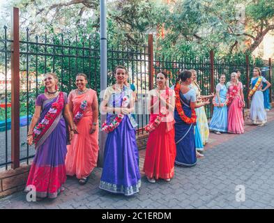 Sotchi, Russie - 21 août 2018 : les femmes et les filles belles et heureuses sont des lièvres Krishna dans des robes brillantes dansant et chantant dans les rues de Sotchi Banque D'Images