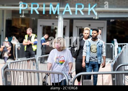 Stoke-on-Trent, Royaume-Uni. 15 juin 2020. Les clients retournent au centre-ville de Stoke-on-Trent après que les règles de confinement du coronavirus ont été levées. Des files d'attente de jusqu'à des centaines de personnes attendaient à l'extérieur de Primark, banques et plus encore. Crédit : Benjamin Wareing/Alay Live News Banque D'Images