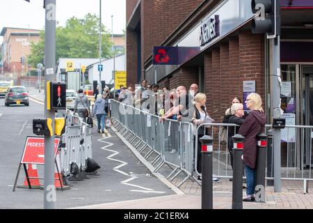 Stoke-on-Trent, Royaume-Uni. 15 juin 2020. Les clients retournent au centre-ville de Stoke-on-Trent après que les règles de confinement du coronavirus ont été levées. Des files d'attente de jusqu'à des centaines de personnes attendaient à l'extérieur de Primark, banques et plus encore. Crédit : Benjamin Wareing/Alay Live News Banque D'Images