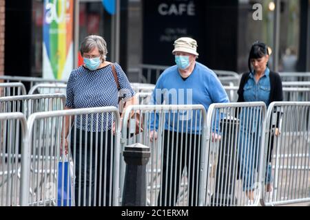 Stoke-on-Trent, Royaume-Uni. 15 juin 2020. Les clients retournent au centre-ville de Stoke-on-Trent après que les règles de confinement du coronavirus ont été levées. Des files d'attente de jusqu'à des centaines de personnes attendaient à l'extérieur de Primark, banques et plus encore. Crédit : Benjamin Wareing/Alay Live News Banque D'Images