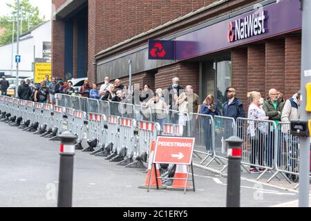 Stoke-on-Trent, Royaume-Uni. 15 juin 2020. Les clients retournent au centre-ville de Stoke-on-Trent après que les règles de confinement du coronavirus ont été levées. Des files d'attente de jusqu'à des centaines de personnes attendaient à l'extérieur de Primark, banques et plus encore. Crédit : Benjamin Wareing/Alay Live News Banque D'Images