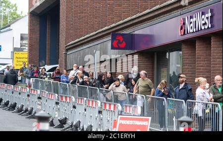 Stoke-on-Trent, Royaume-Uni. 15 juin 2020. Les clients retournent au centre-ville de Stoke-on-Trent après que les règles de confinement du coronavirus ont été levées. Des files d'attente de jusqu'à des centaines de personnes attendaient à l'extérieur de Primark, banques et plus encore. Crédit : Benjamin Wareing/Alay Live News Banque D'Images