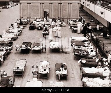 Des infirmières bénévoles de la Croix-Rouge américaine s'occupent des patients atteints de la grippe au Oakland Convention Hall, Oakland, Californie, pendant la pandémie de grippe de 1918 Banque D'Images