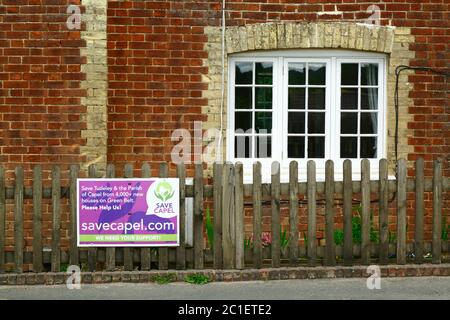 Save Capel affiche de campagne dans le village de Tudeley protestant contre le plan de Tunbridge Wells Borough Council de construire plus de 4 000 maisons à Tudeley et Capel dans les années à venir dans un "village jardin".Les sections locales disent que le projet, qui se trouve sur les terres désignées de la ceinture verte, dépasse de loin ce que la paroisse rurale de Capel et son infrastructure peuvent faire face.La région se trouve également au bord de la vallée de Medway et dans une zone d'inondation à haut risque.Des nouveaux logements similaires sont également prévus pour cinq Oak Green et Paddock Wood à proximité.Kent, Angleterre Banque D'Images