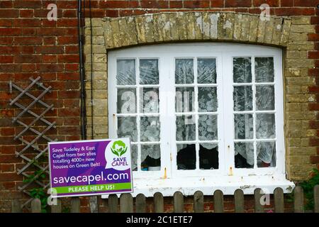 Save Capel affiche de campagne dans le village de Tudeley protestant contre le plan de Tunbridge Wells Borough Council de construire plus de 4 000 maisons à Tudeley et Capel dans les années à venir dans un "village jardin".Les sections locales disent que le projet, qui se trouve sur les terres désignées de la ceinture verte, dépasse de loin ce que la paroisse rurale de Capel et son infrastructure peuvent faire face.La région se trouve également au bord de la vallée de Medway et dans une zone d'inondation à haut risque.Des nouveaux logements similaires sont également prévus pour cinq Oak Green et Paddock Wood à proximité.Kent, Angleterre Banque D'Images