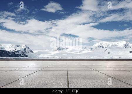 terrain de brique vide avec la montagne sonw comme arrière-plan Banque D'Images