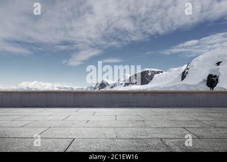 terrain de brique vide avec la montagne sonw comme arrière-plan Banque D'Images