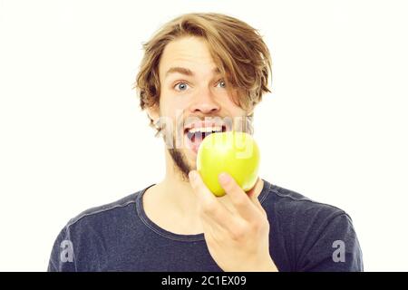 Un homme avec une expression de visage et un sourire heureux tient la pomme verte juteuse dans sa main. Isolé sur fond blanc Banque D'Images