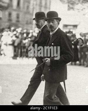 Le Président de la délégation néerlandaise Herman van Karnebeek (2e à partir de la gauche) a eu une conversation avec l'Ambassadeur à Paris John Loudon lors d'une réunion de la LEA Banque D'Images