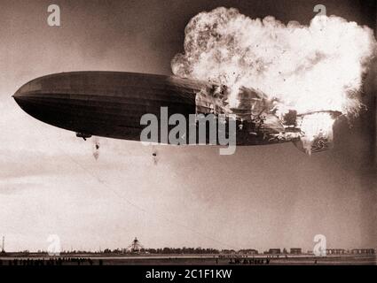 Explosion de Hindenburg. Le dirigeable allemand explose sur son approche à l'atterrissage à l'Lakehurst Naval Air Station. Trente-six des 97 personnes à bord ont été Banque D'Images